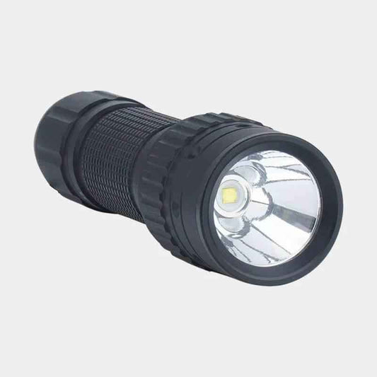 Linterna negra MIL-TEC con lente frontal circular y carcasa estriada