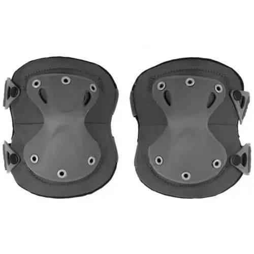 Rodilleras acolchadas color negro con placas protectoras y correas con cierres laterales
