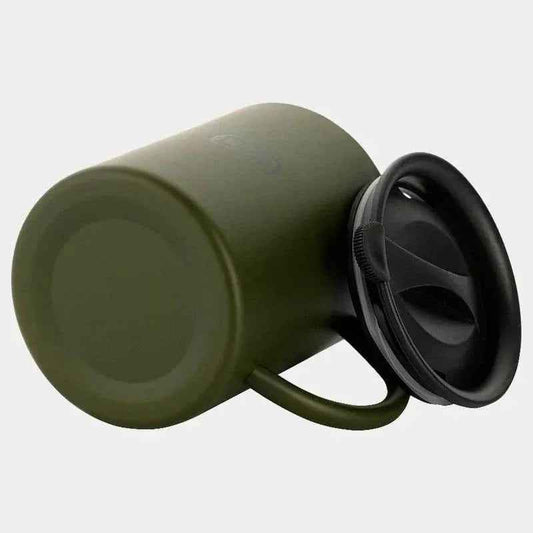 Taza termo verde oliva con tapa negra abatible y boquilla, vista lateral