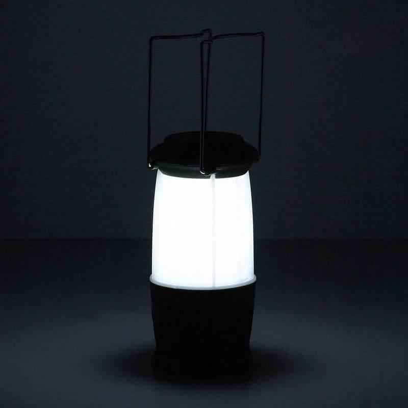 Linterna portátil encendida con pantalla negra y luz blanca difusa