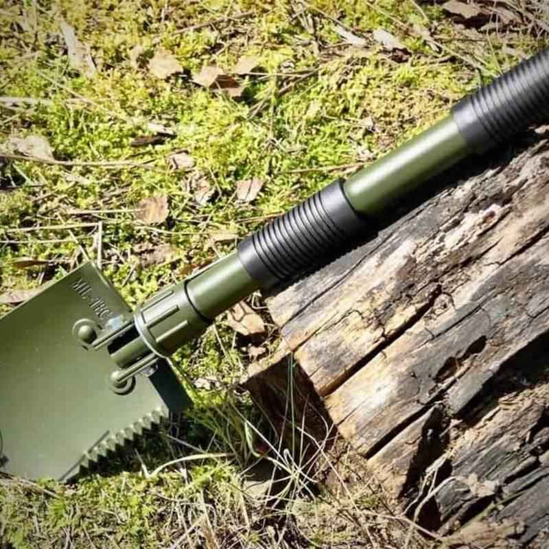 Pala y pico plegables MIL-TEC con cabezal dentado y mango estriado, verde oscuro