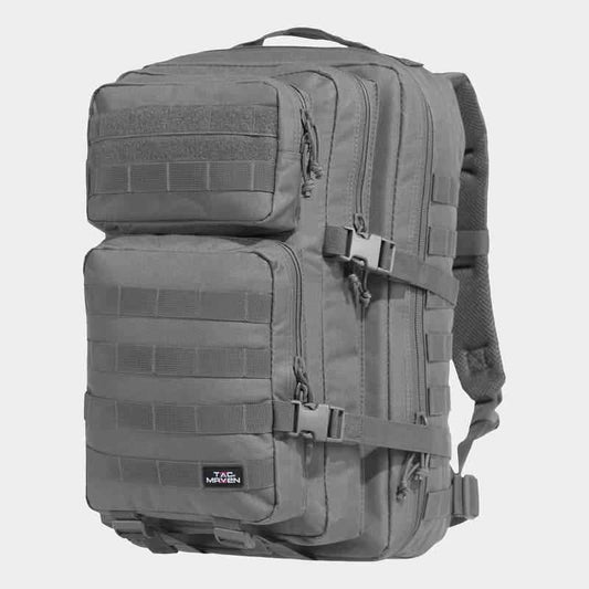 Mochila táctica gris con compartimento frontal acolchado y correas de fijación.
