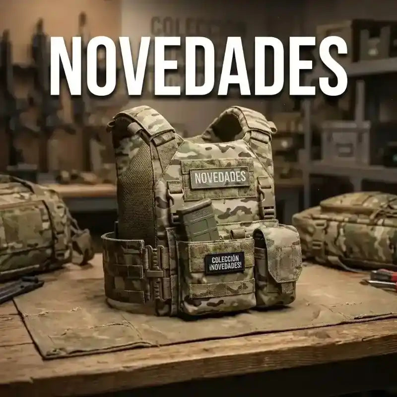 Chaleco táctico portaplacas con camuflaje militar sobre una mesa de madera.