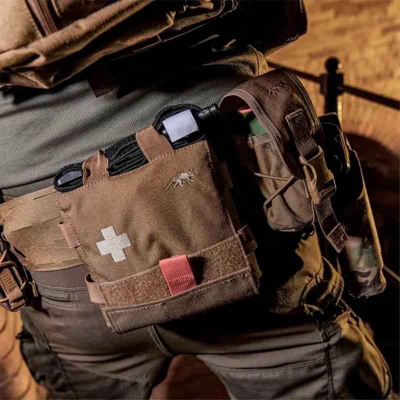 Bolsa botiquín IFAK coyote con cruz blanca y cinta roja en el chaleco