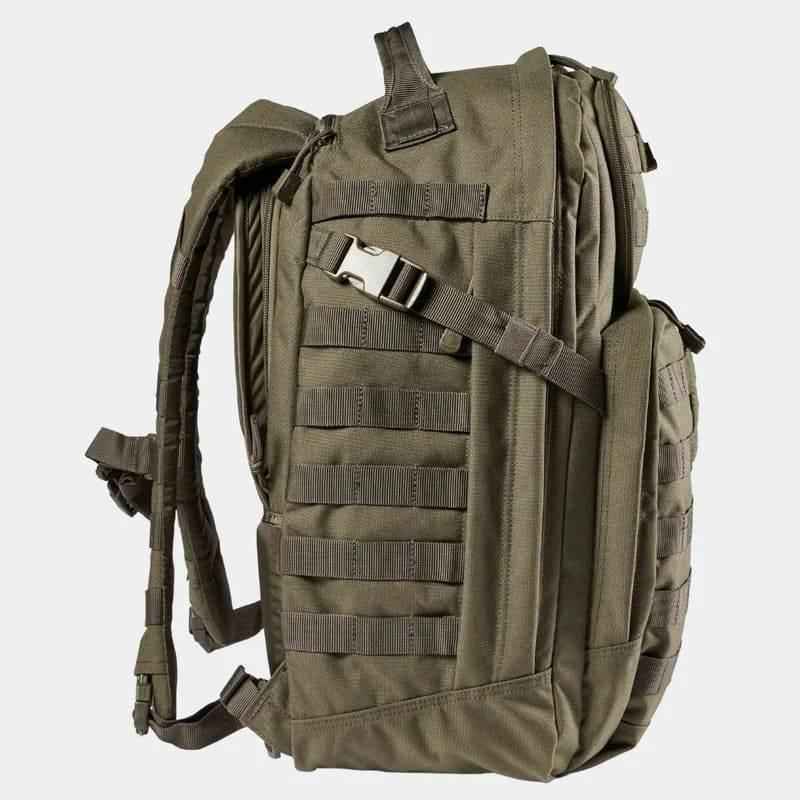 Mochila táctica verde caqui con sistema de correas ajustables y panel molle