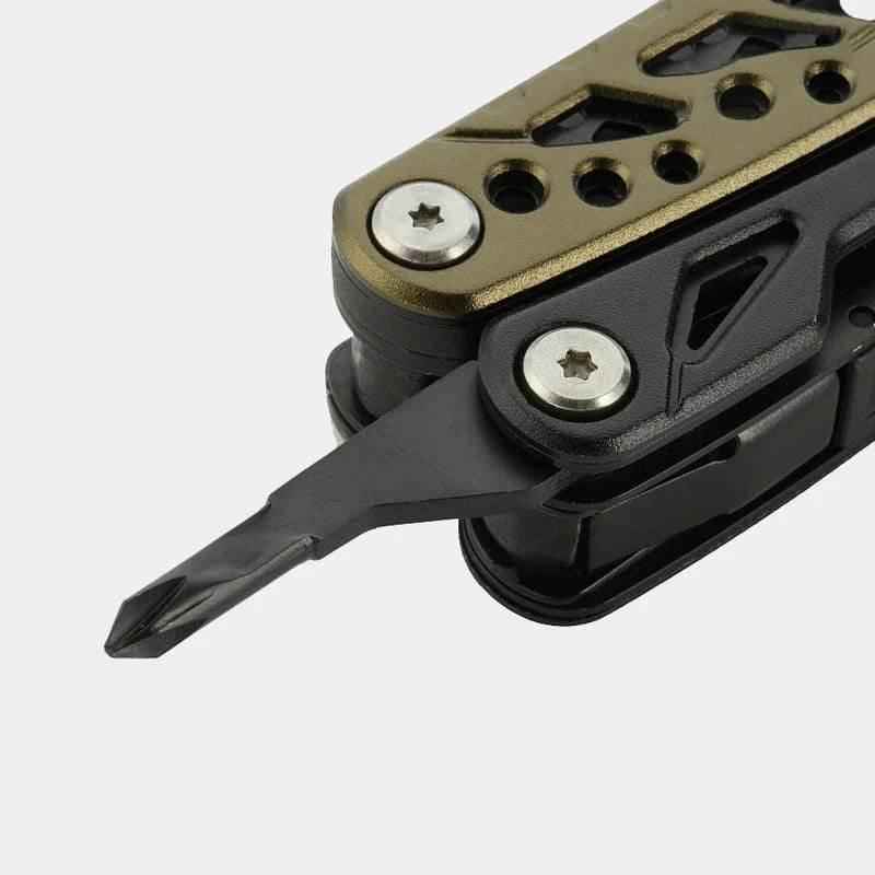Multiherramienta M-Tac Type 2 con detalle de remaches y cuchilla negra