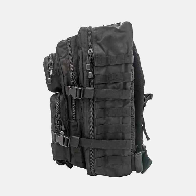 Mochila táctica negra con panel lateral acolchado y correas de sujeción