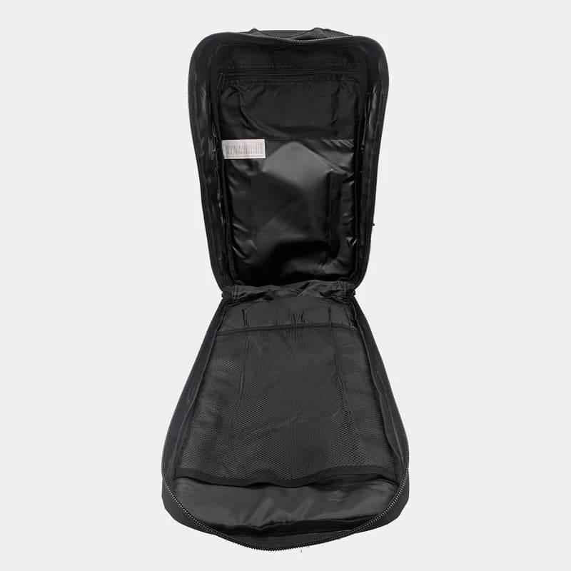 Mochila táctica MIL-TEC negra abierta, vista interior con panel acolchado.