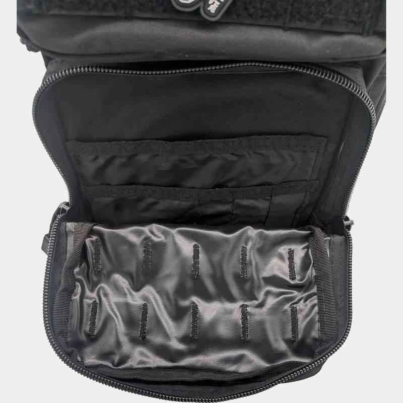 Mochila táctica MIL-TEC negra, compartimento interior con organizador y cierre.
