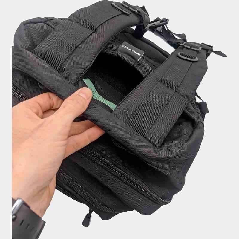 Mochila táctica MIL-TEC oscura, acceso lateral con cierre y correas acolchadas.