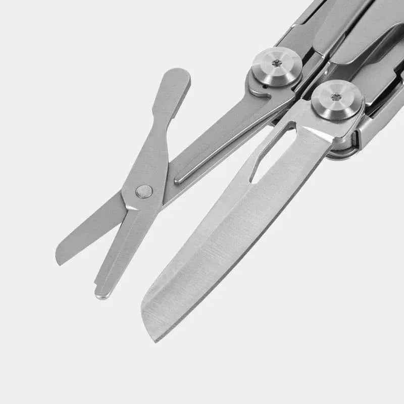 Multiherramienta M-Tac Type 7, pinza y hojas metálicas desplegadas