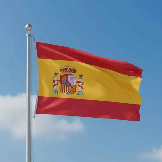 Bandera de España con asta plateada y tela roja-amarilla ondeando, con escudo central
