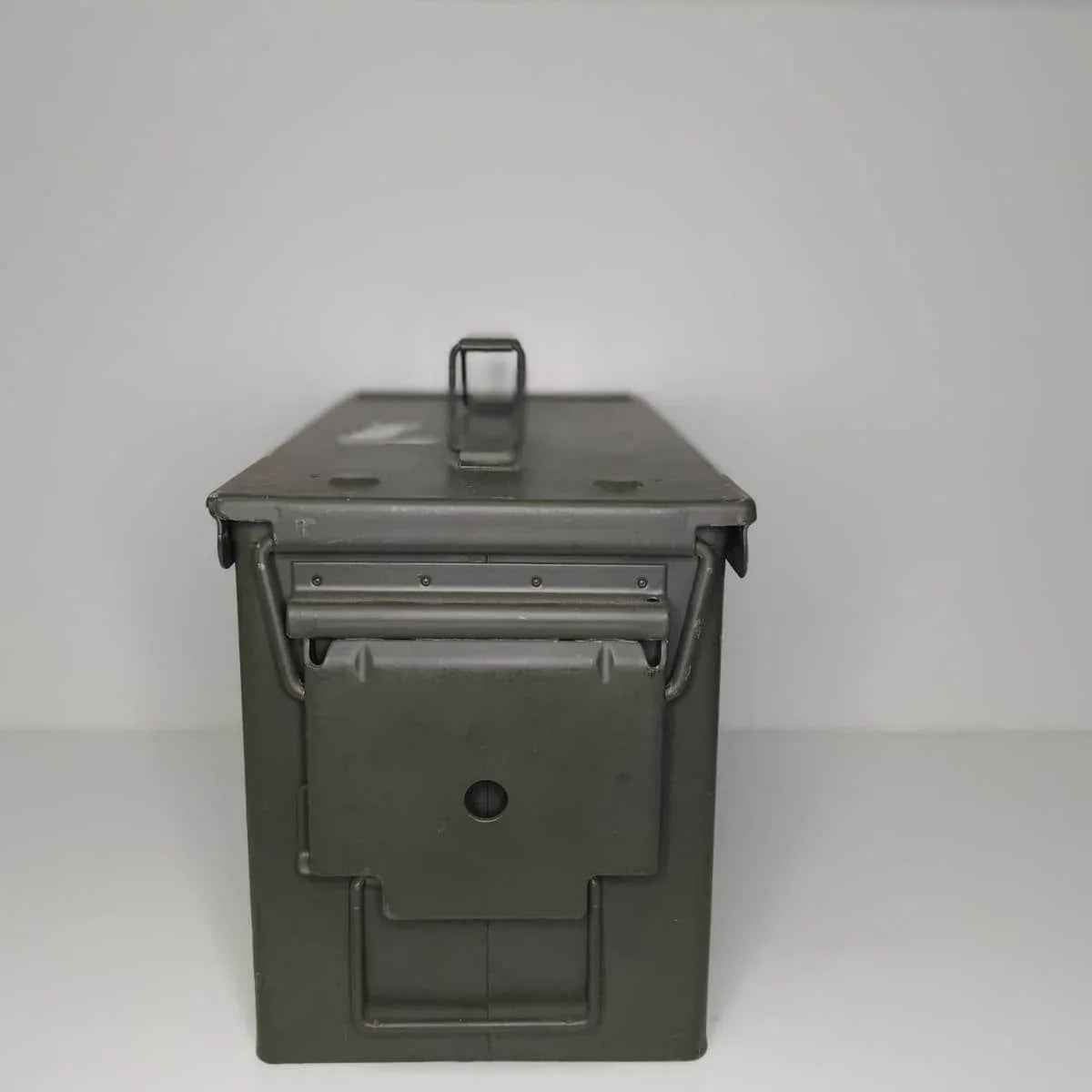 Caja de munición estanca verde con asa y compartimento frontal abatible