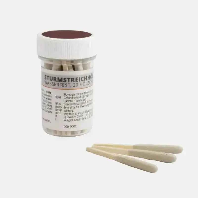 Tarro de cerillas impermeables con cerillas crema al lado