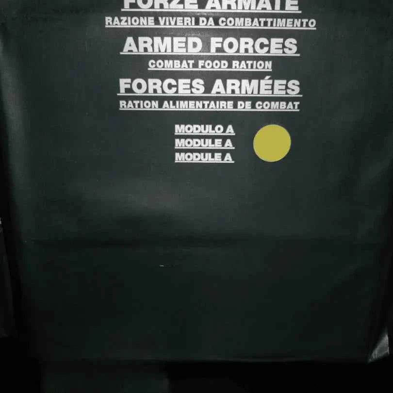 Ración de alimentos de combate en bolsa verde con texto módulo A y punto amarillo