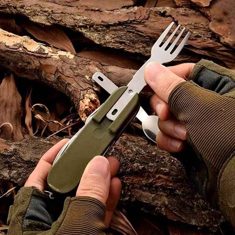 Utensilio multiuso plegable verde oliva con cuchillo y tenedor, sujeto con la mano