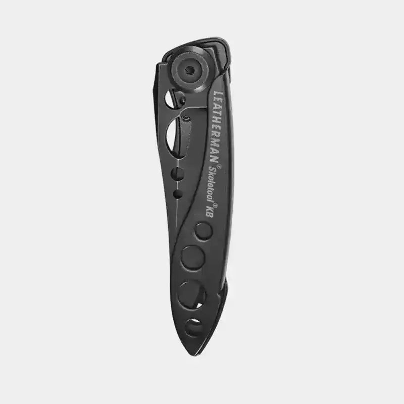 Navaja Leatherman Skeletool KB negra cerrada mostrando el clip con abrebotellas integrado