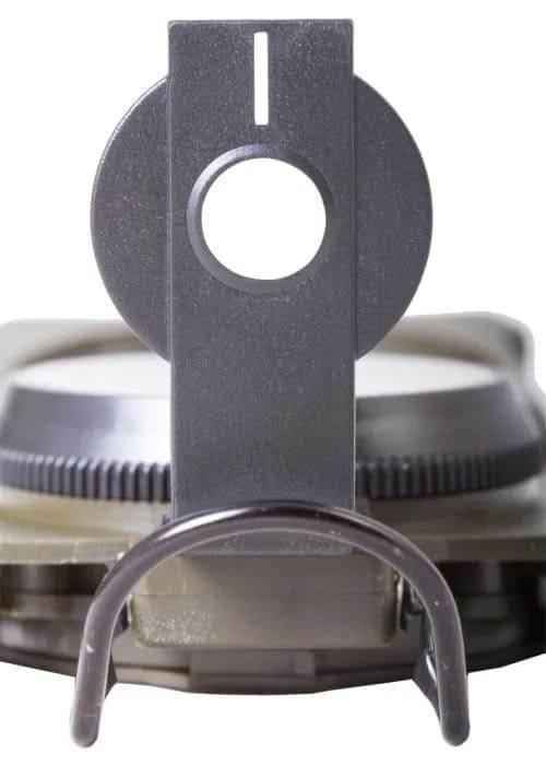 Brújula lensática negra con anillo metálico y placa frontal tipo ranura