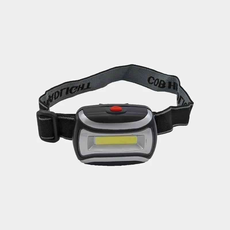 Linterna frontal negra con correa ajustable y luz LED cuadrada, botón rojo.