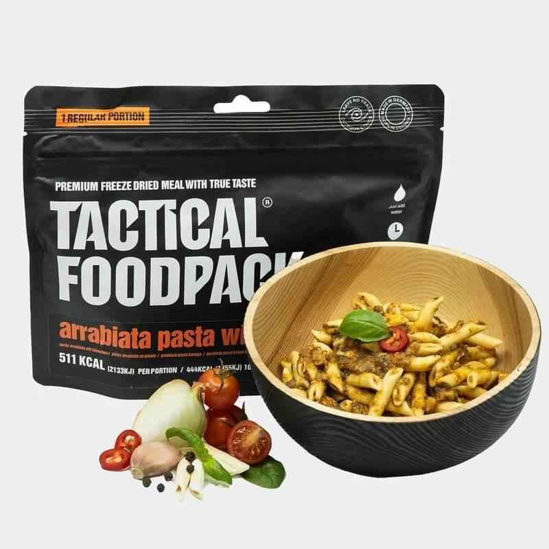Bolsa de comida y bowl con pasta arrabiata con pollo y hojas de albahaca.