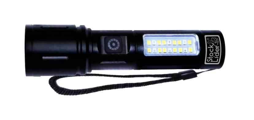 Linterna recargable negra compacta con panel LED rectangular y botón lateral