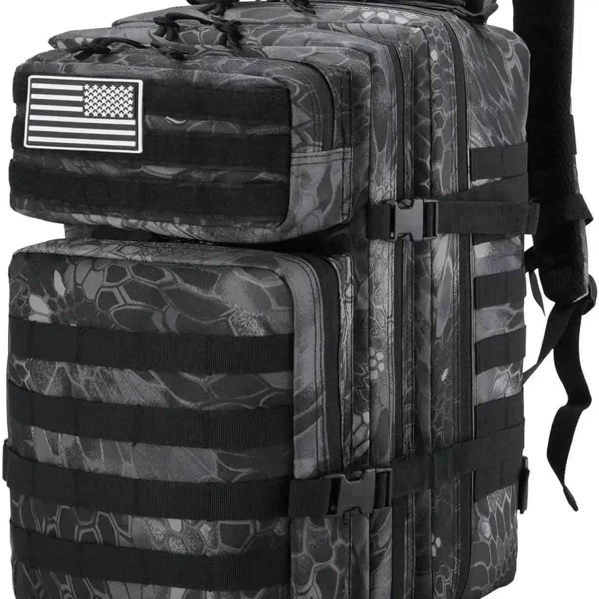 Mochila táctica gris con camuflaje, parches y correas negras, cierre frontal