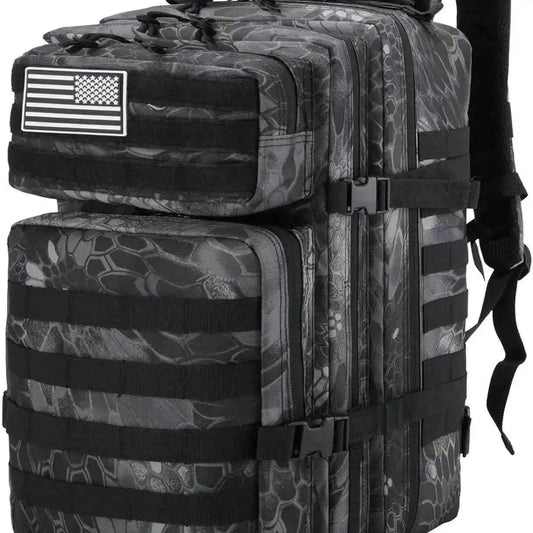 Mochila táctica gris con camuflaje, parches y correas negras, cierre frontal