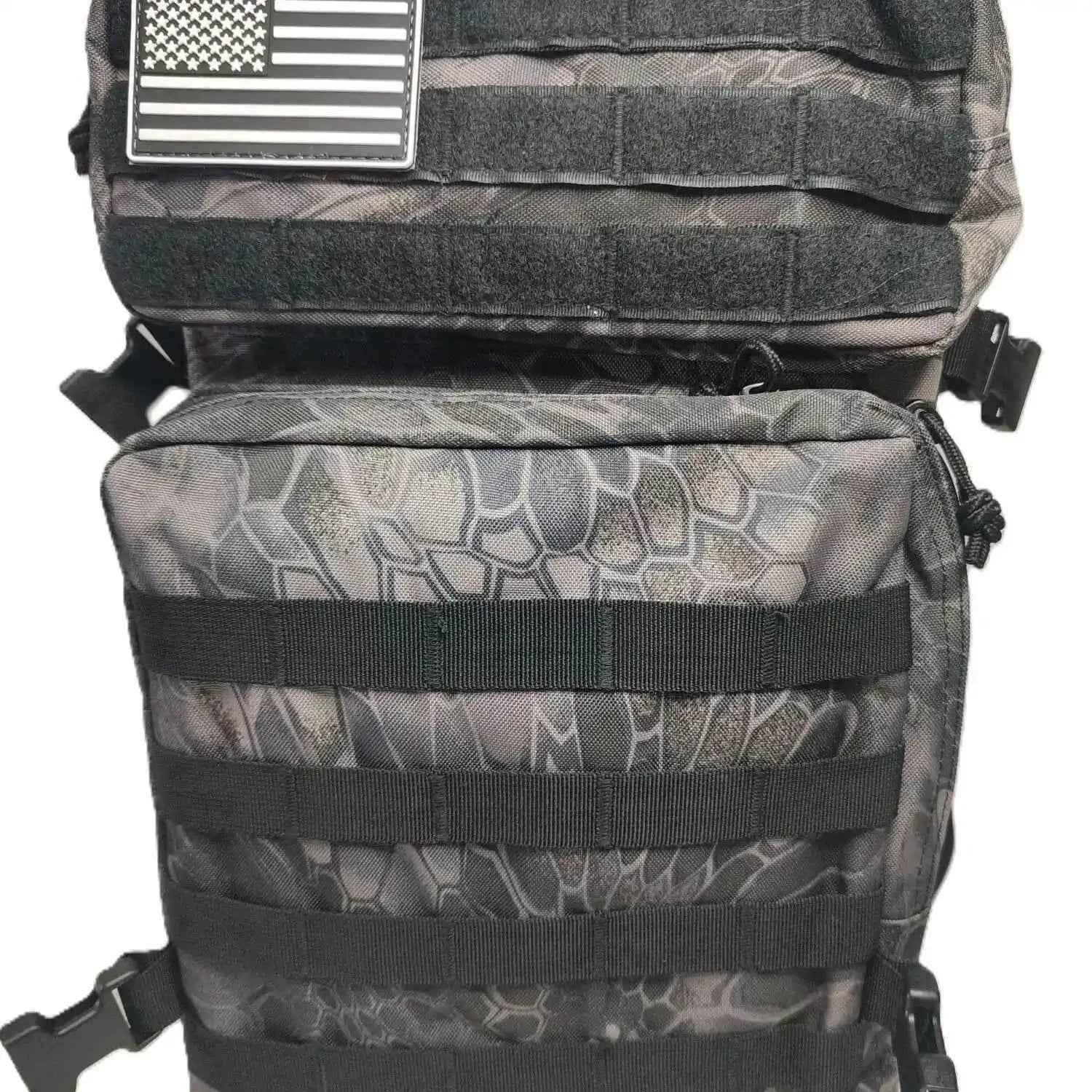 Mochila táctica gris con camuflaje, bolsillos acolchados y tiras negras, asa superior