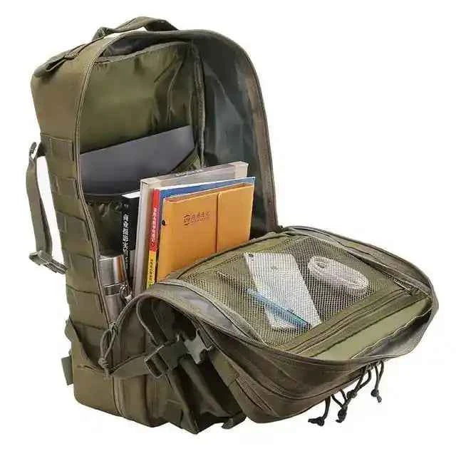 Mochila táctica verde abierta con compartimentos internos y funda acolchada