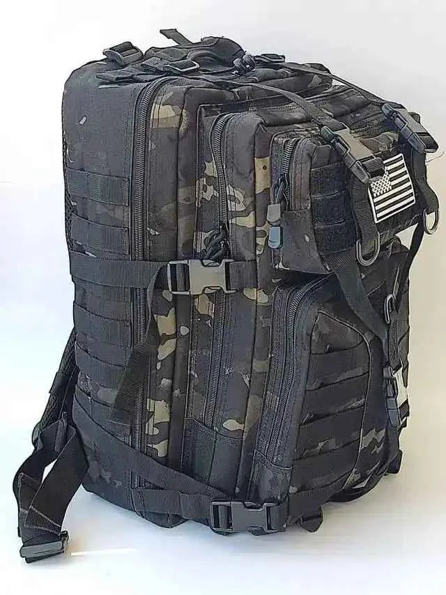 Mochila táctica camuflada con compartimento superior y bolsillos laterales con correas.