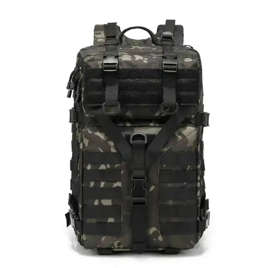 Mochila táctica negra con camuflaje, correas ajustables y panel frontal con bolsillos