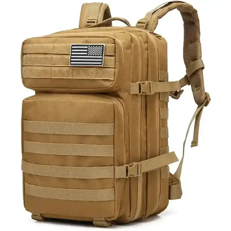 Mochila táctica color kaki con bolsillos frontales y correas ajustables