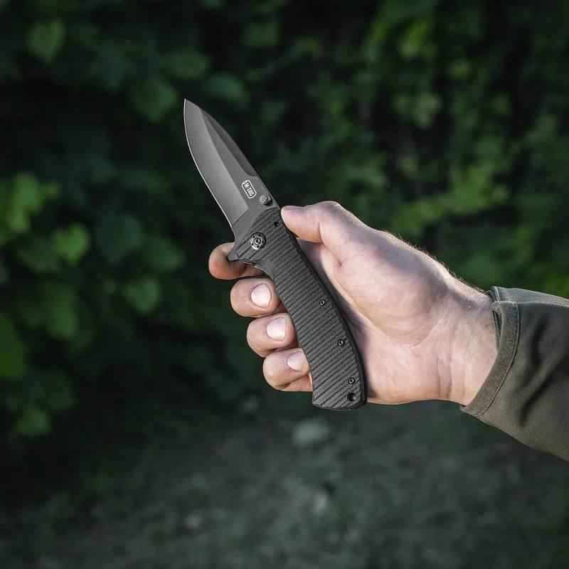 Navaja plegable tipo 7 M-Tac con hoja plateada y empuñadura negra texturizada