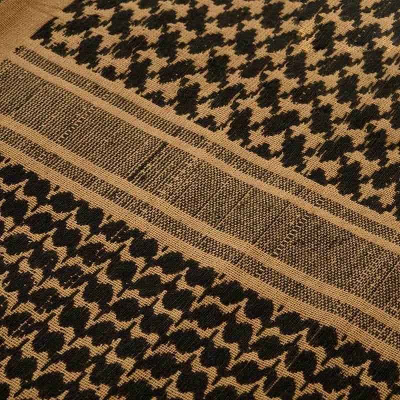 Tejido de pañuelo shemagh M-TAC con patrón pata de gallo y franja decorativa.