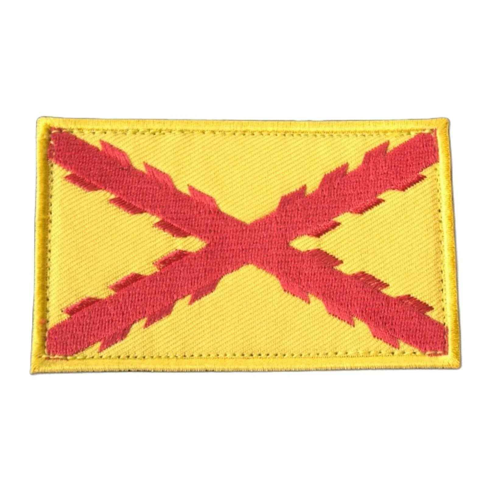 Parche rectangular amarillo con X roja bordada