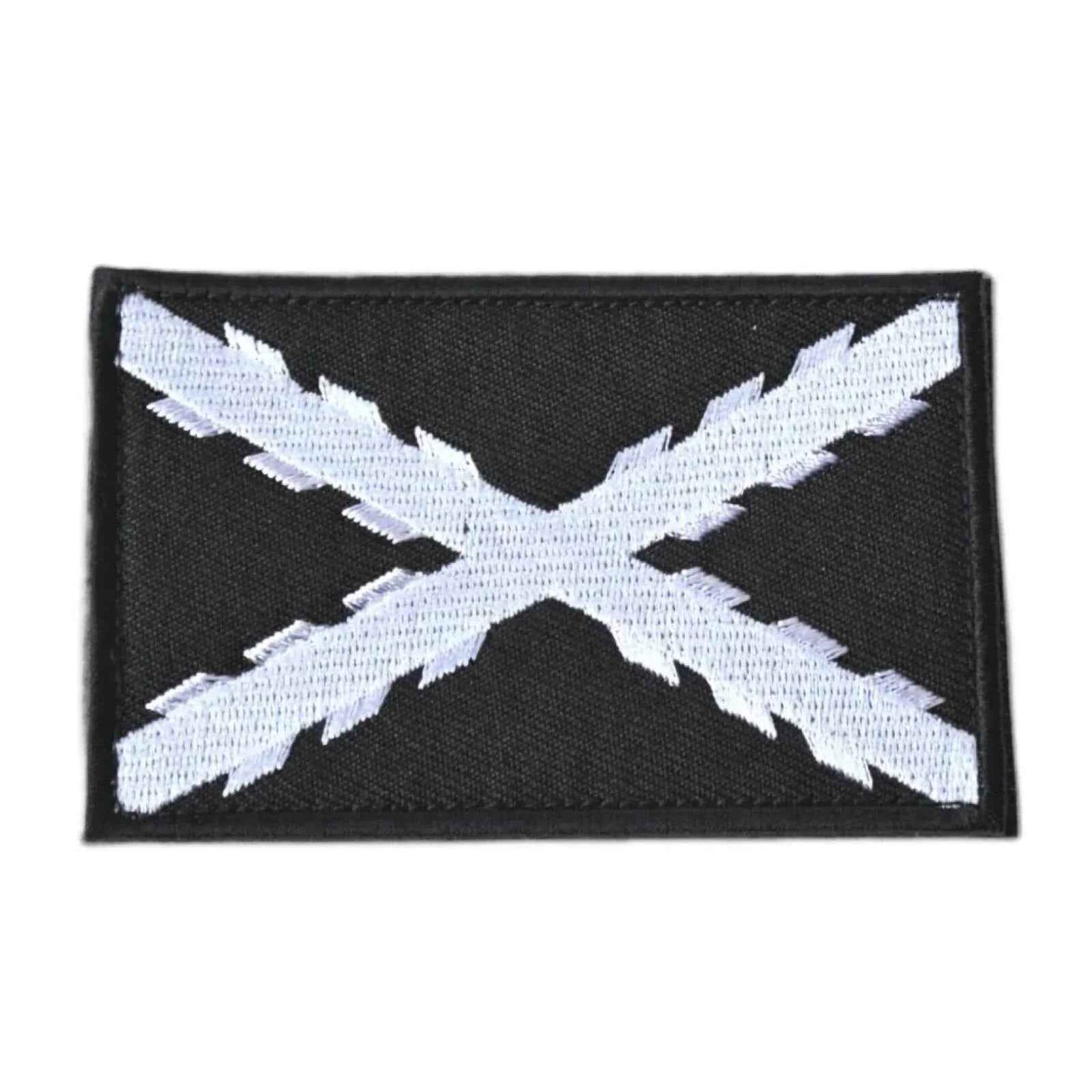 Parche rectangular negro con aspa blanca bordada en forma de X