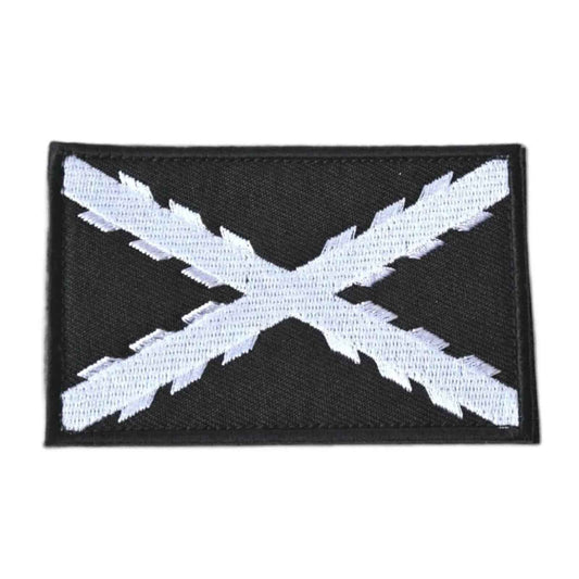 Parche rectangular negro con aspa blanca bordada en forma de X