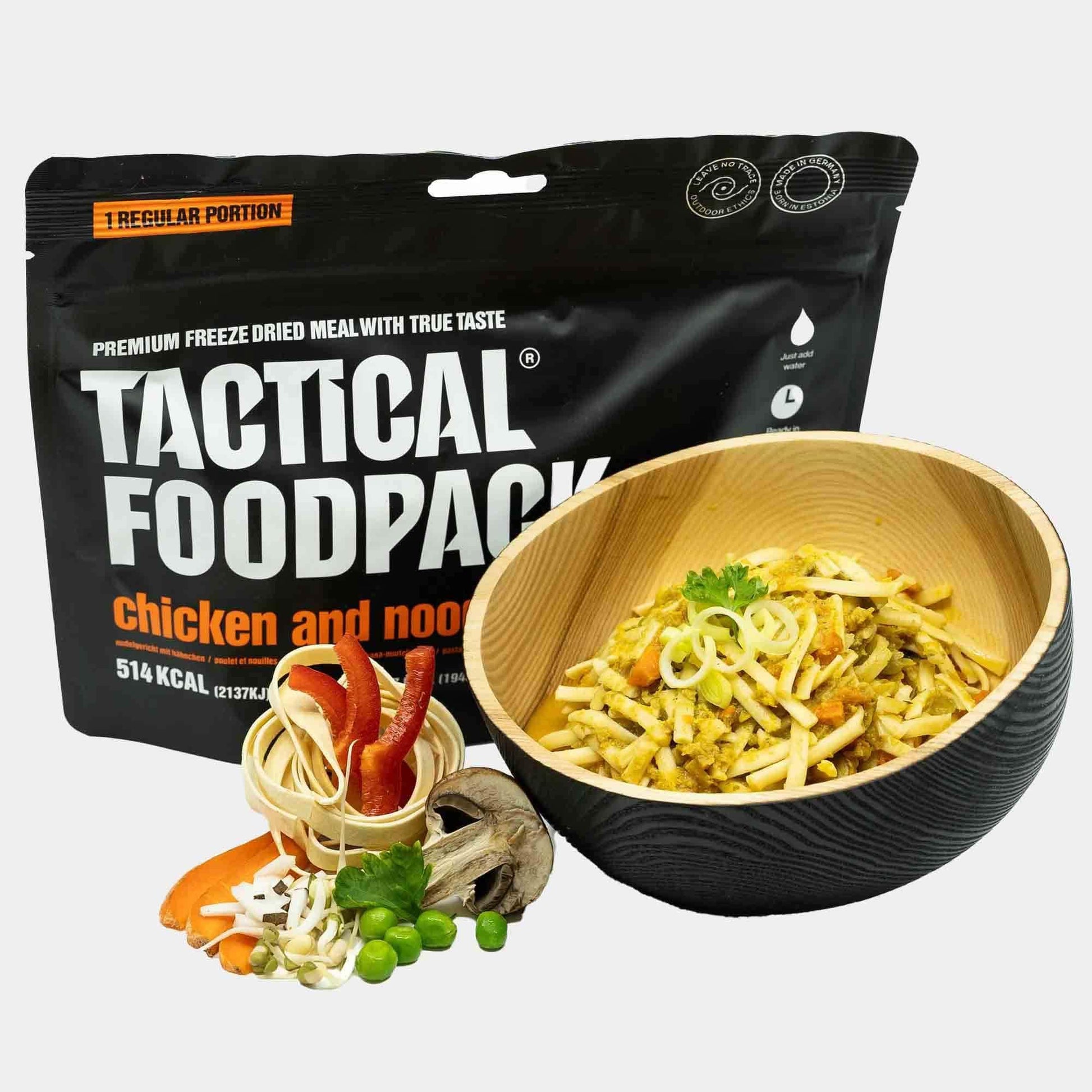 Bolsa de comida táctica y cuenco con noodles y pollo rehidratados