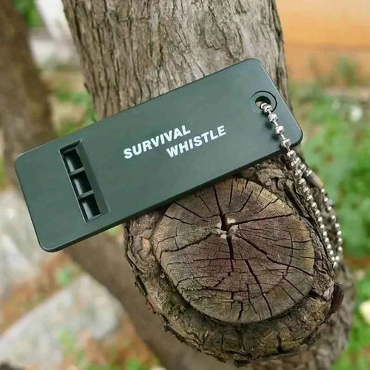 Silbato de supervivencia verde con compartimento y cadena metálica